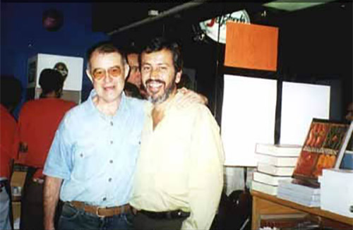 Com o escritor Luiz Vilela durante o lançamento do romance “Sumidouro das Almas”, na Livraria da Travessa, BH, 2003 - Foto Bárbara Luiza