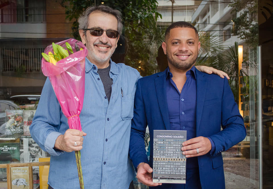 Com o editor Leonardo Costaneto, durante o lançamento de Condomínio Solidão, em 2020